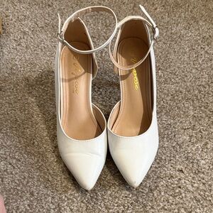 Vepose White Ankle Strap Heels